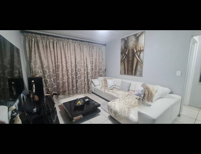 2 BEDROOM APARTMENT FOR SALE IN HEUWELSIG ESTATE